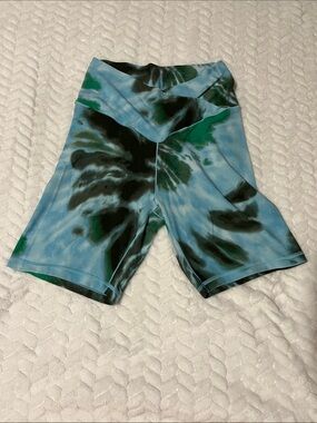 Offline by Aerie Tie-Dye High-Waist Bike Shorts in Blue, Green & Black